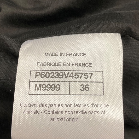 CHANEL BLACK / WHITE 2019 LA PAUSA CC BUTTON WOOL TWEED BELTED JACKET - Picture 6 of 9